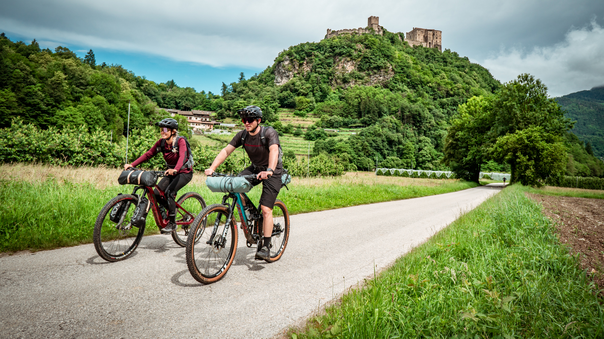Ciclisti in Valsugana tra paesaggio e castello, foto ufficiale VALBEAT