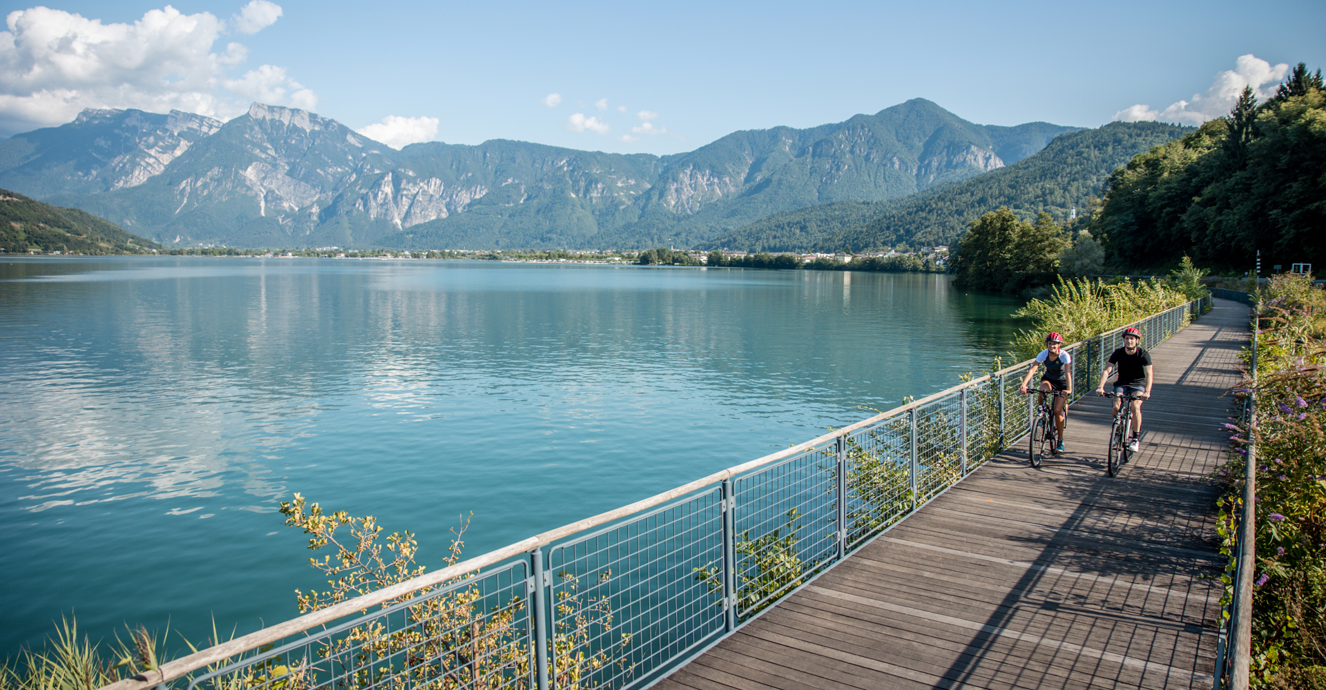 Ciclisti lungo il lago in Valsugana, immagine ufficiale VALBEAT